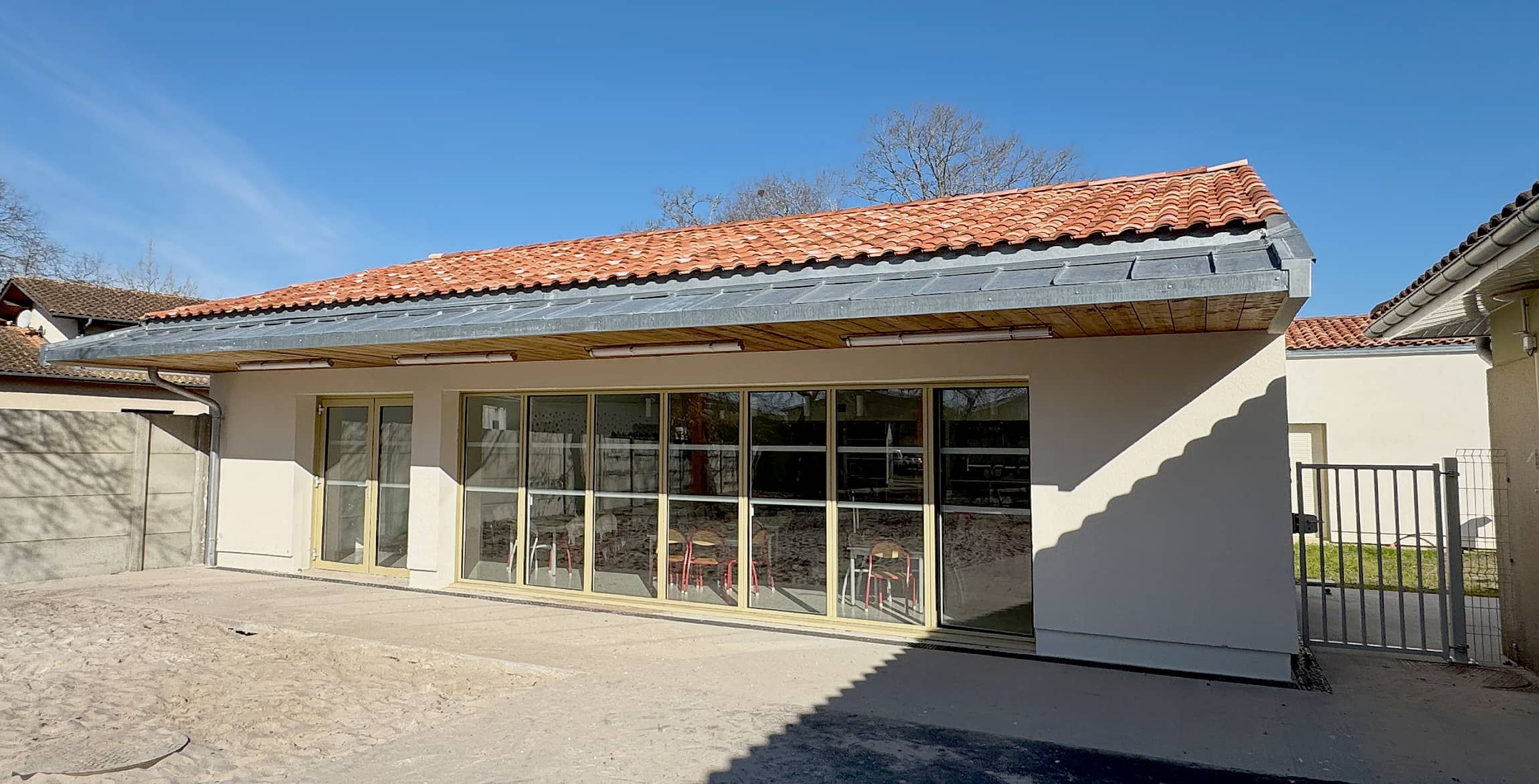 photo de la façade de la cantine, côté cour de récération