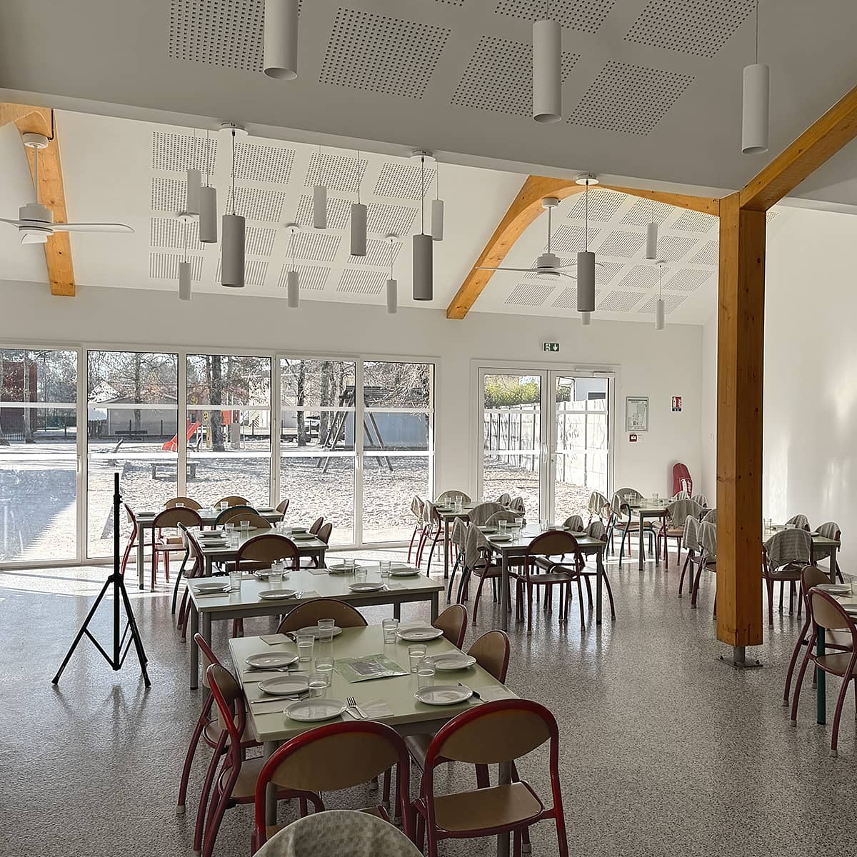 détail sur la vue de la cour depuis l'intérieur de la cantine scolaire></div>
    <div class=