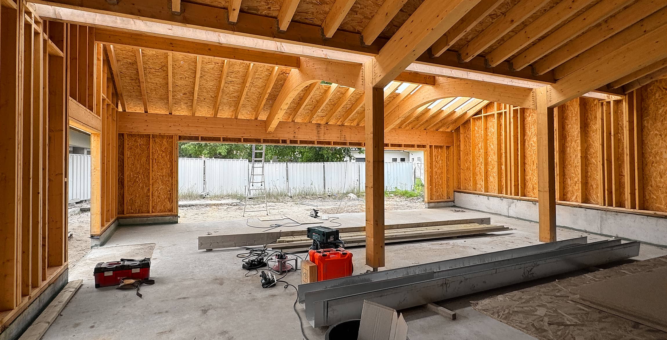 Photo de chantier montrant la construction de la structure bois pour le réfectoir scolaire