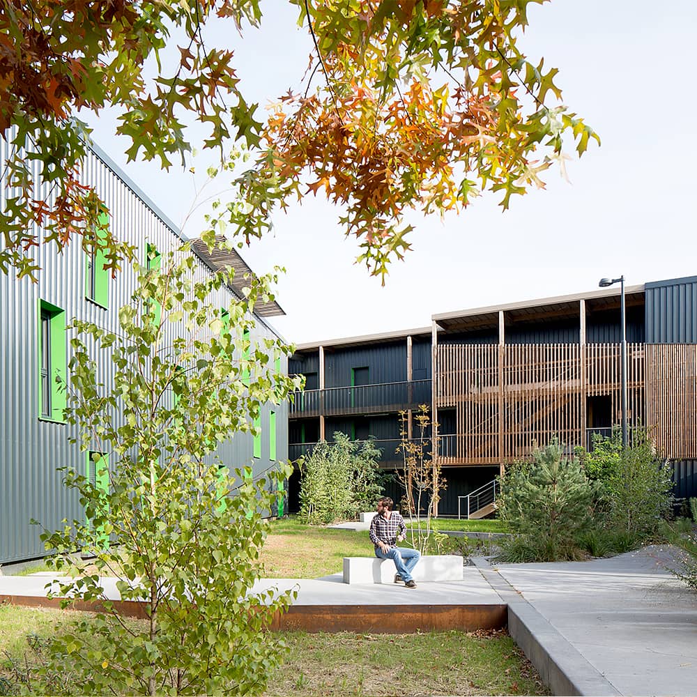 Coursices en bois et alu, pour accéder aux chambres d'étudiant