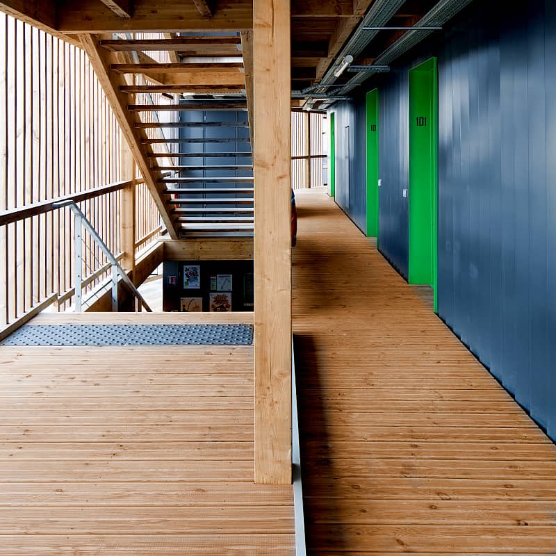 détails des façades en bois et des fenêtres de la résidence