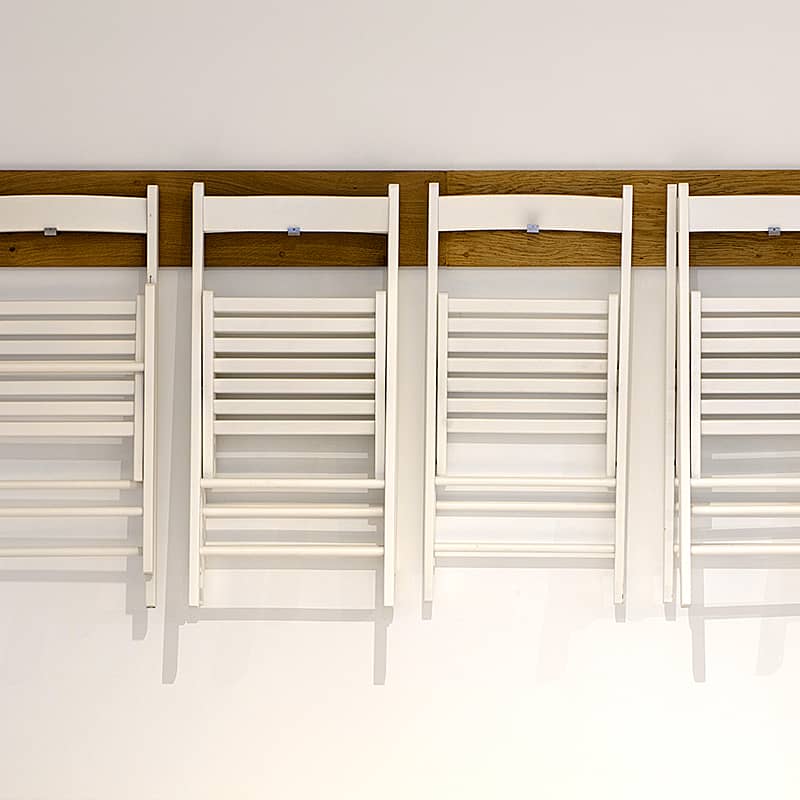 détail décoratif avec chaise suspendues pour optimiser l'espace