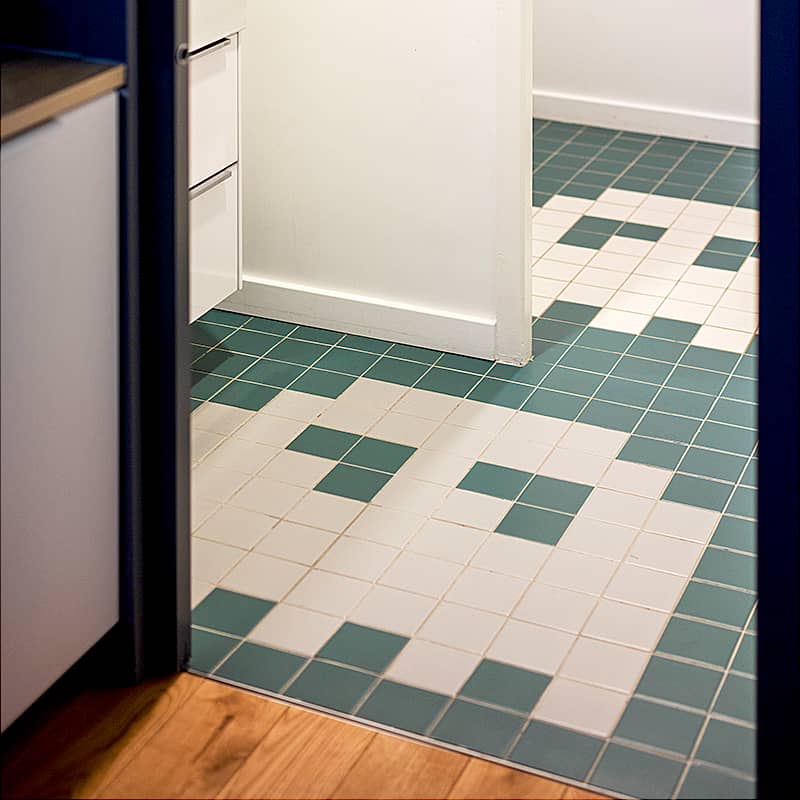 détail de décoration avec carrelage au motif de space invader></div>
      <div class=