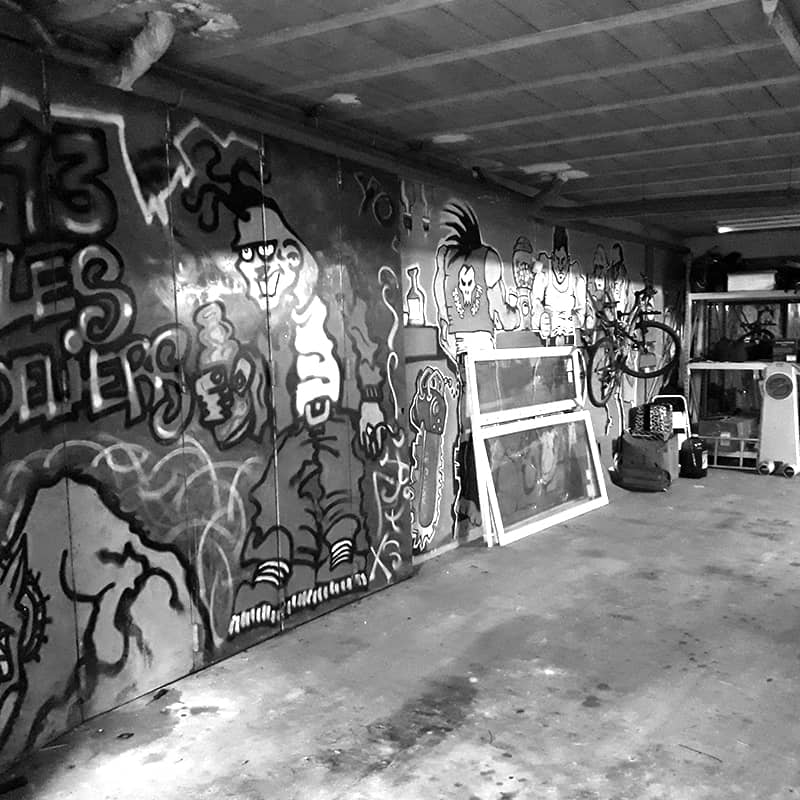 Photo (avant) des grafitis sur les murs du rez de chaussée