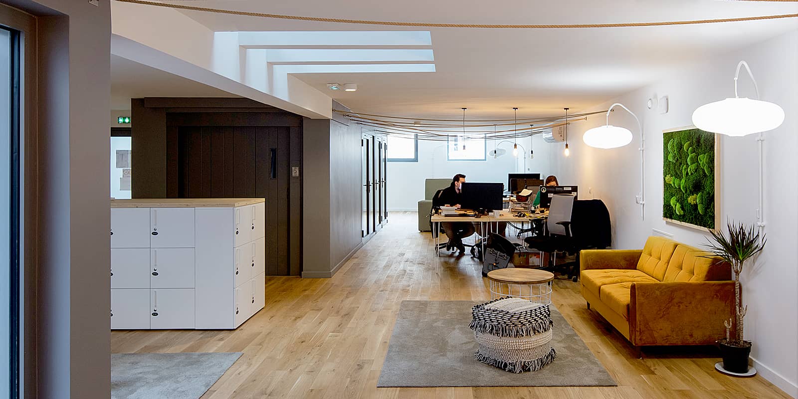 vue sur l'aménagement convivial des espaces de travail