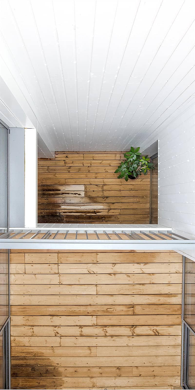 vue en plongée des terrasses bois à l'extérieur
