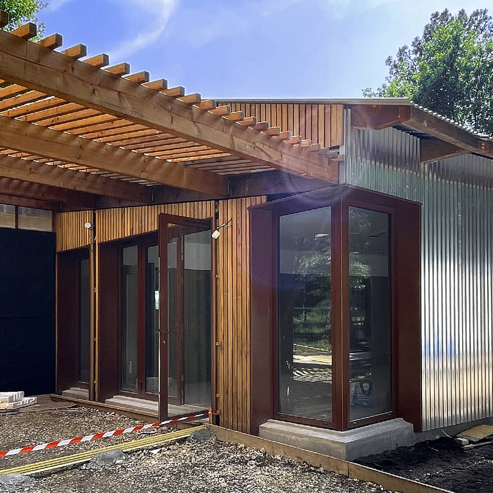 photo de chantier de la façade conjugant bois et aluminium ondulé