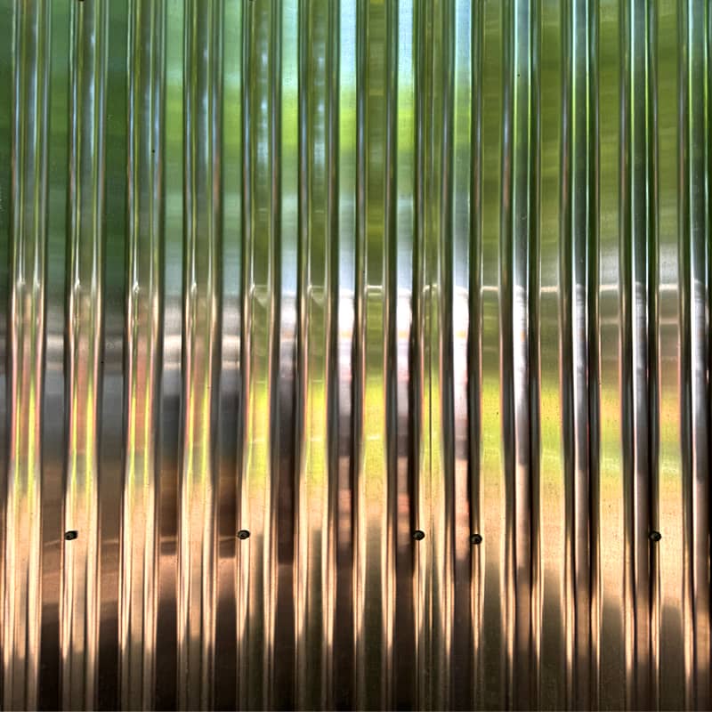 détail graphique de la façade en aluminium ondulé