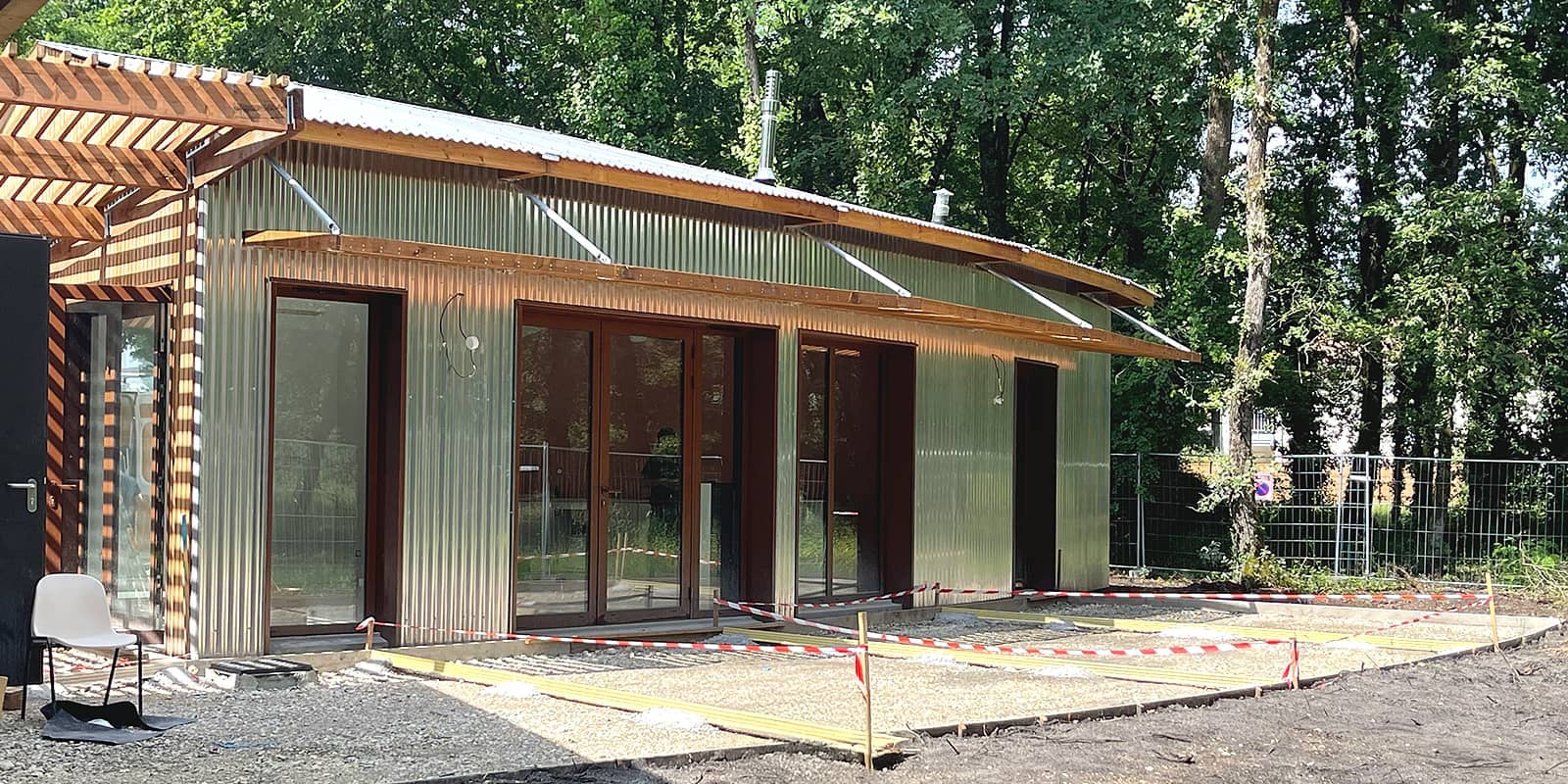 photo de chantier de la façade et de l'ombrage offert par la toiture