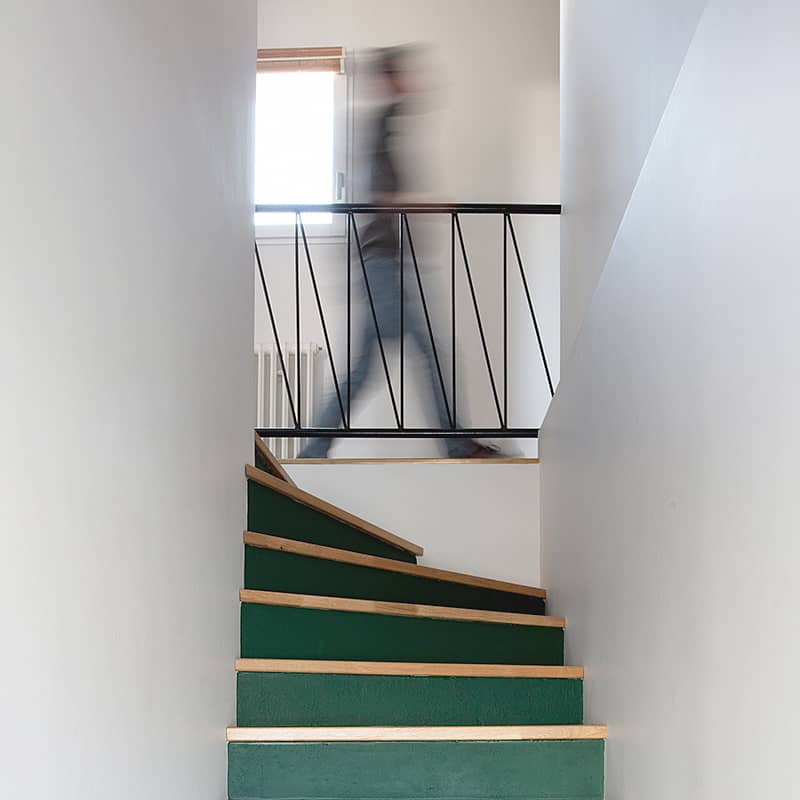détail décoratif sur l'escalier peint et le garde corps en métal
