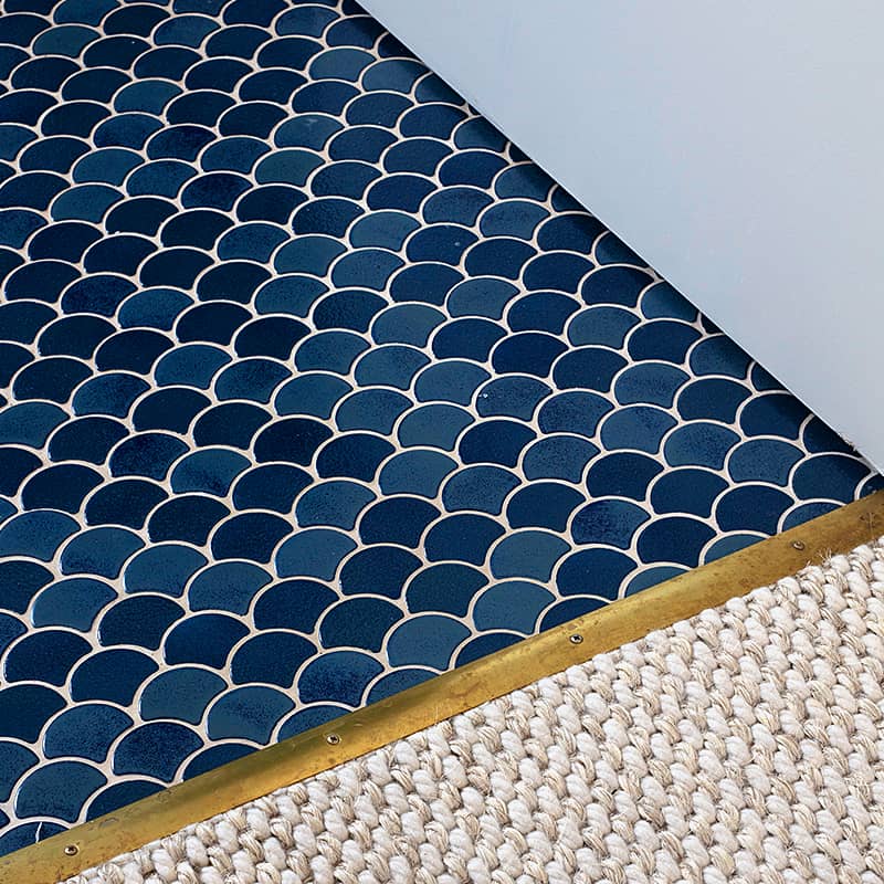 détail décoratid sur le carrelage en écailles