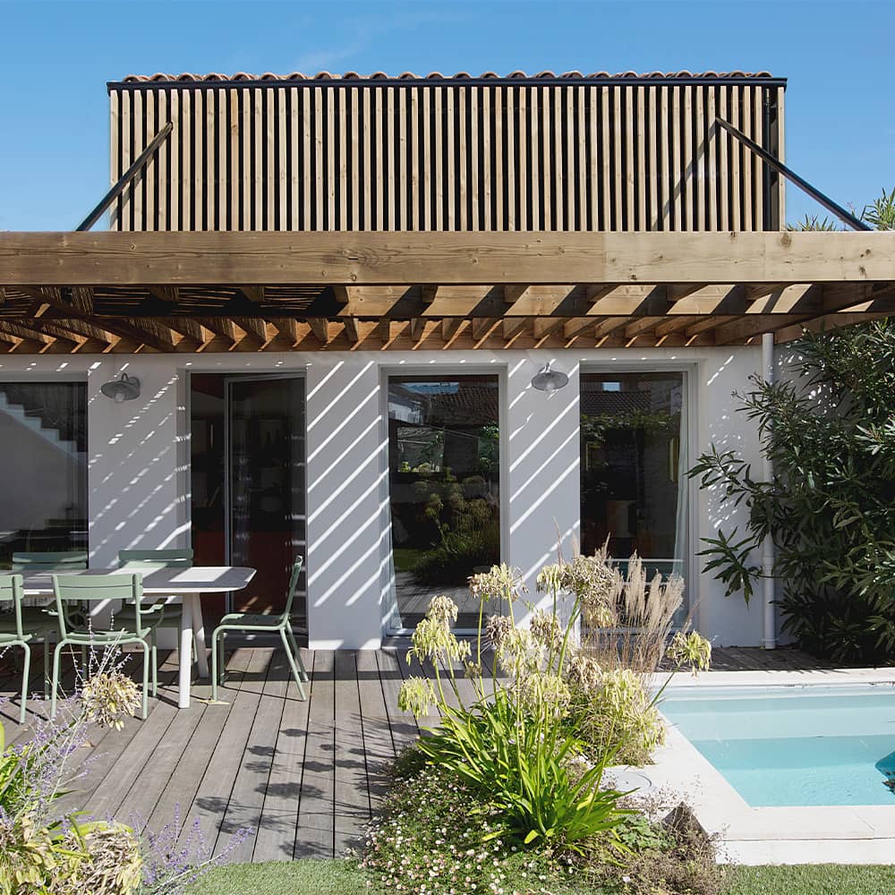 vue de la terrasse bois et de l'ombrage ajouré de la pergola en bois