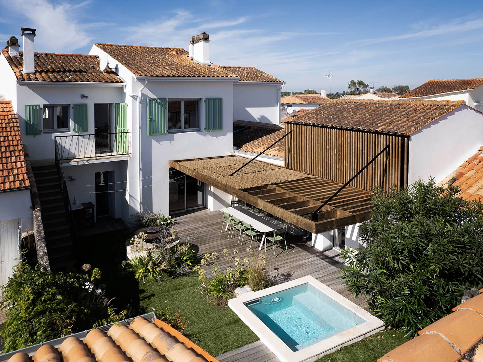 vue aérienne de la façade arrière et du jardin avec sa pergola et sa piscine