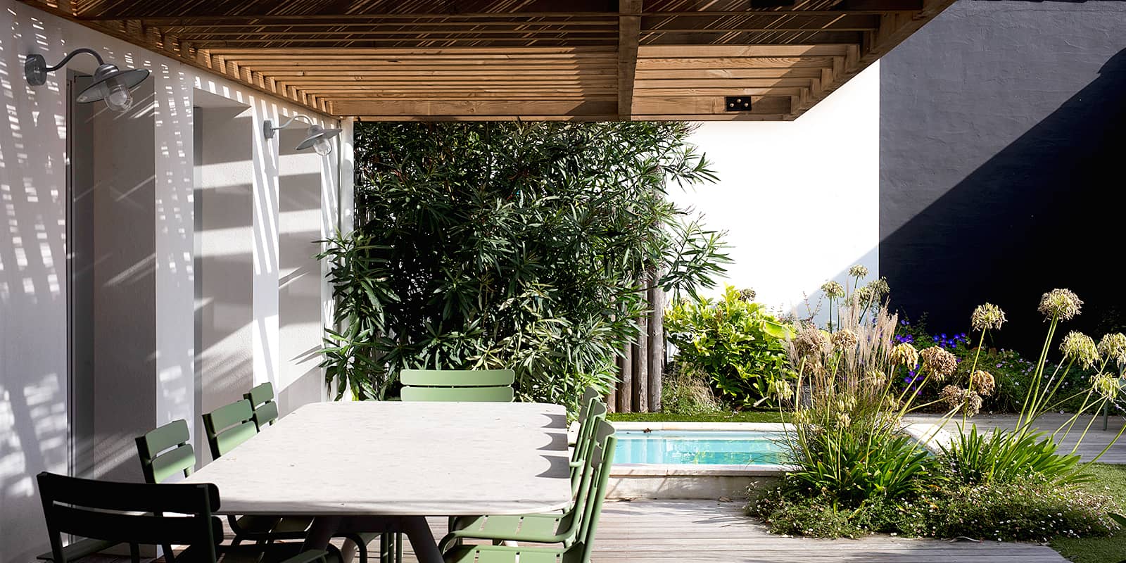 vue du jardin ombragé et de la piscine