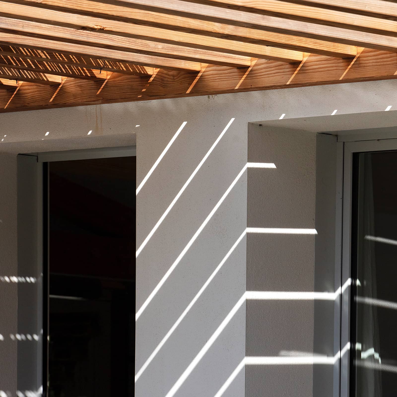 détail sur brise soleil ajouré, au dessus de la terrasse