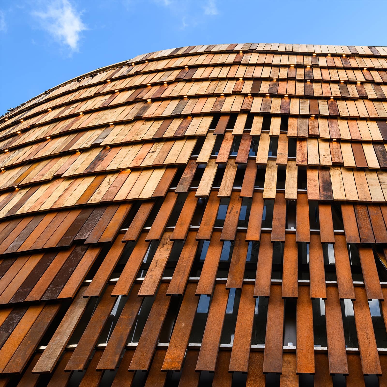 détail des écailles en corten et bois