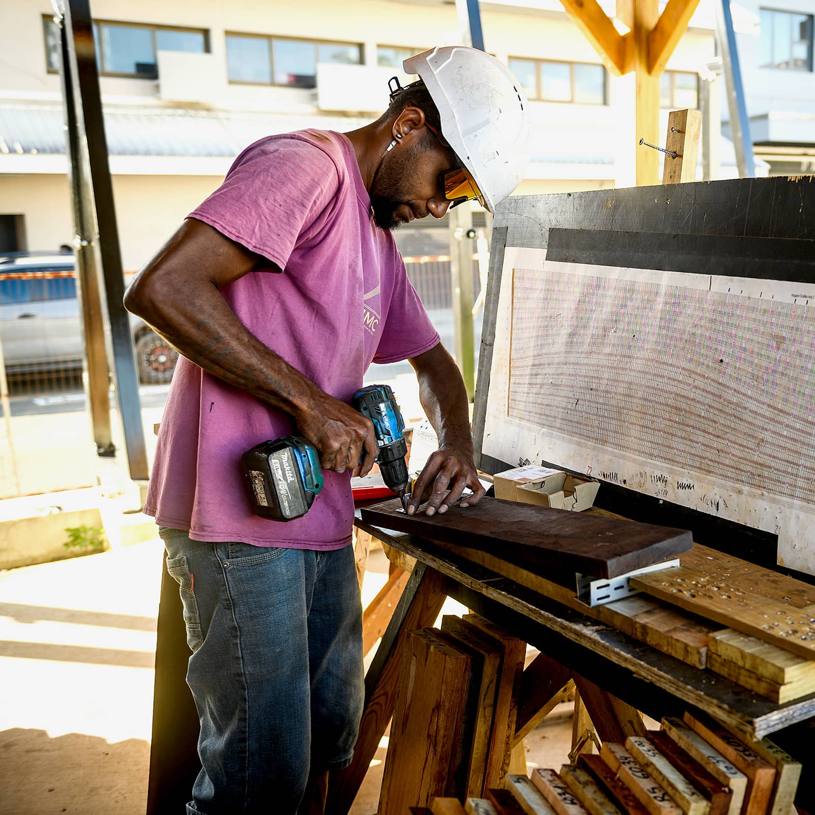photo de chantier avec un artisan préparant les écailles de la façade