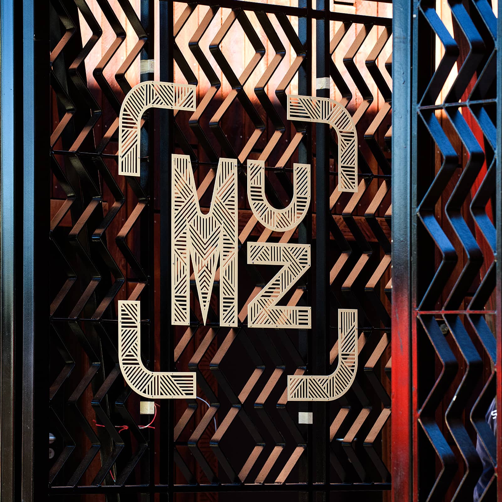 détail sur le logo du Muz, sur la grille d'entrée