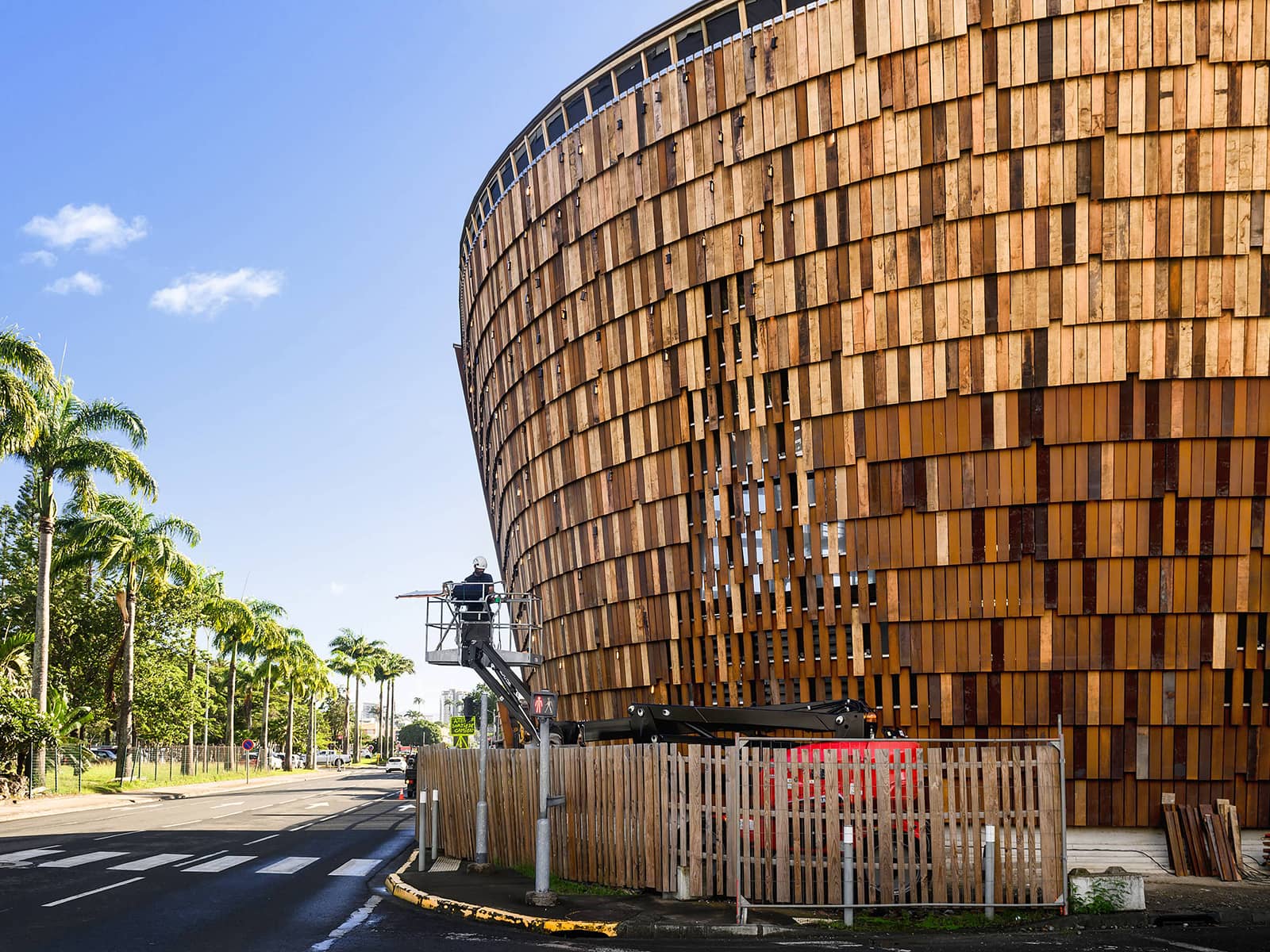 vue caractéristique de la façade sur rue, avec sa façade en écailles de bois et de corten 