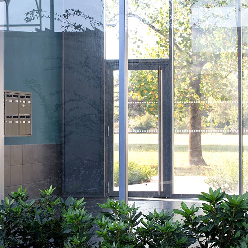 vue sur les rez de chaussée transparents poru faire circuler la lumière et apaiser