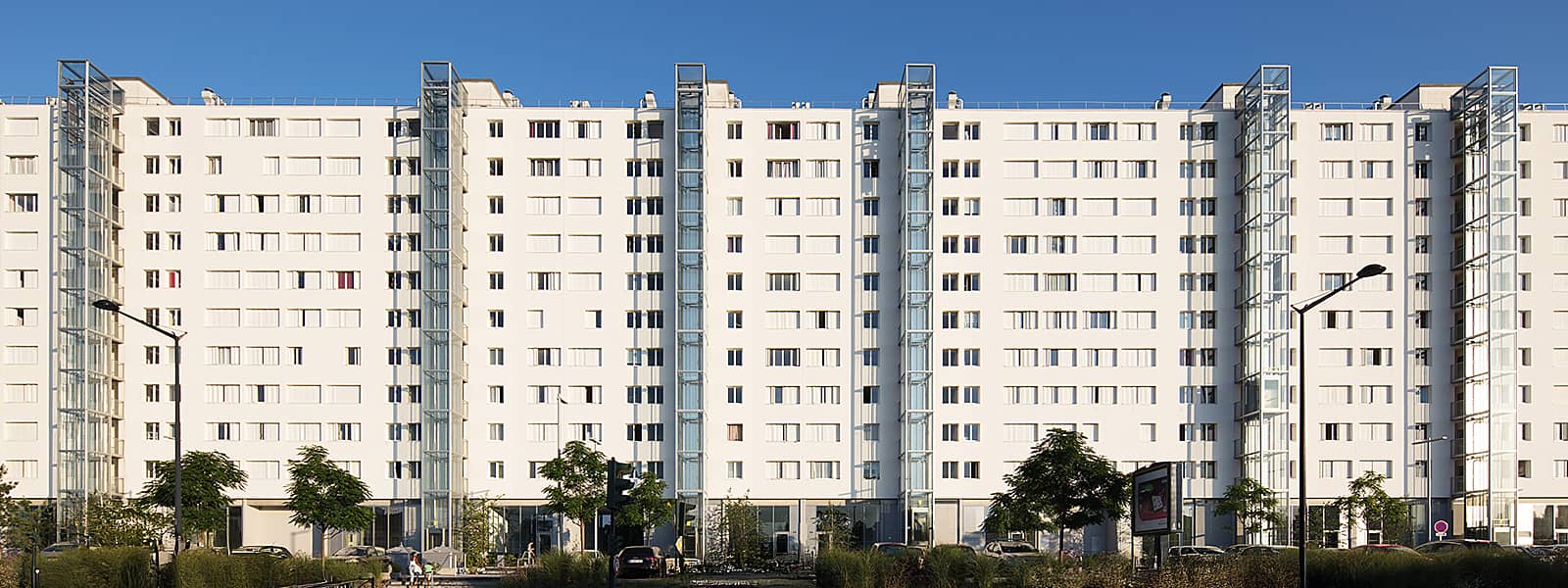vue frontale d'un immeuble pour comprendre le ryhtme des ascenseurs extérieurs sur la façade