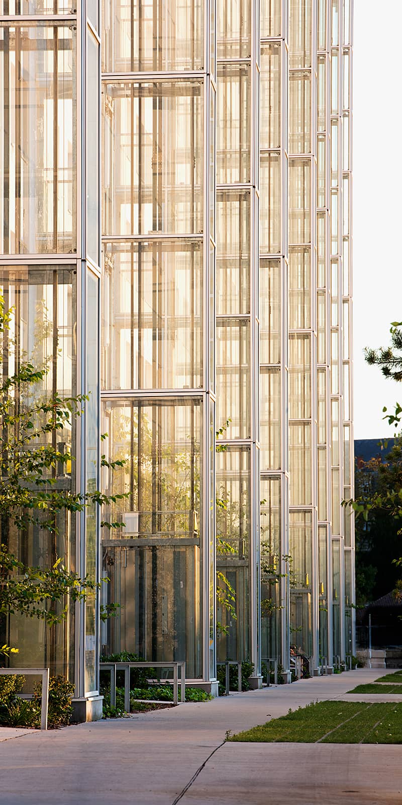 détails sur les cages d'ascenseur vitrées à l'extérieur des immeubles