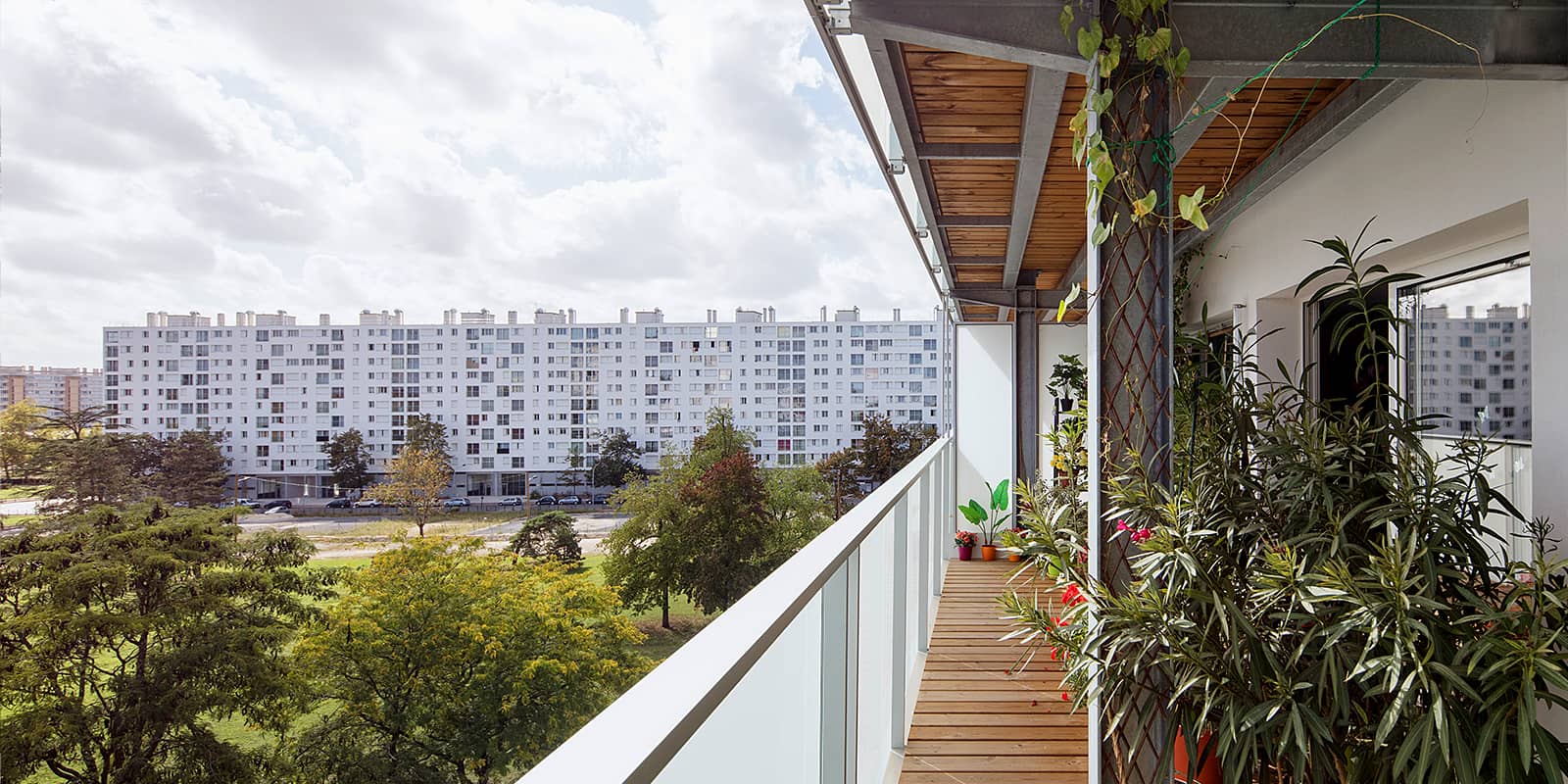 vue des jardins de la résidence depuis un balcon végétalisé