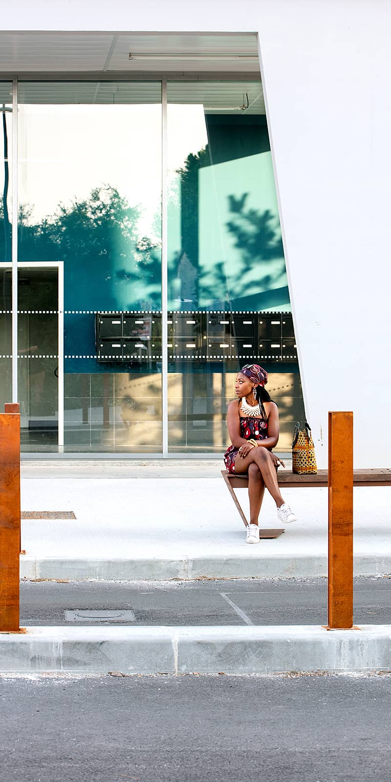 vue sur le mobilier urbain et les entrées d'immeubles colorées