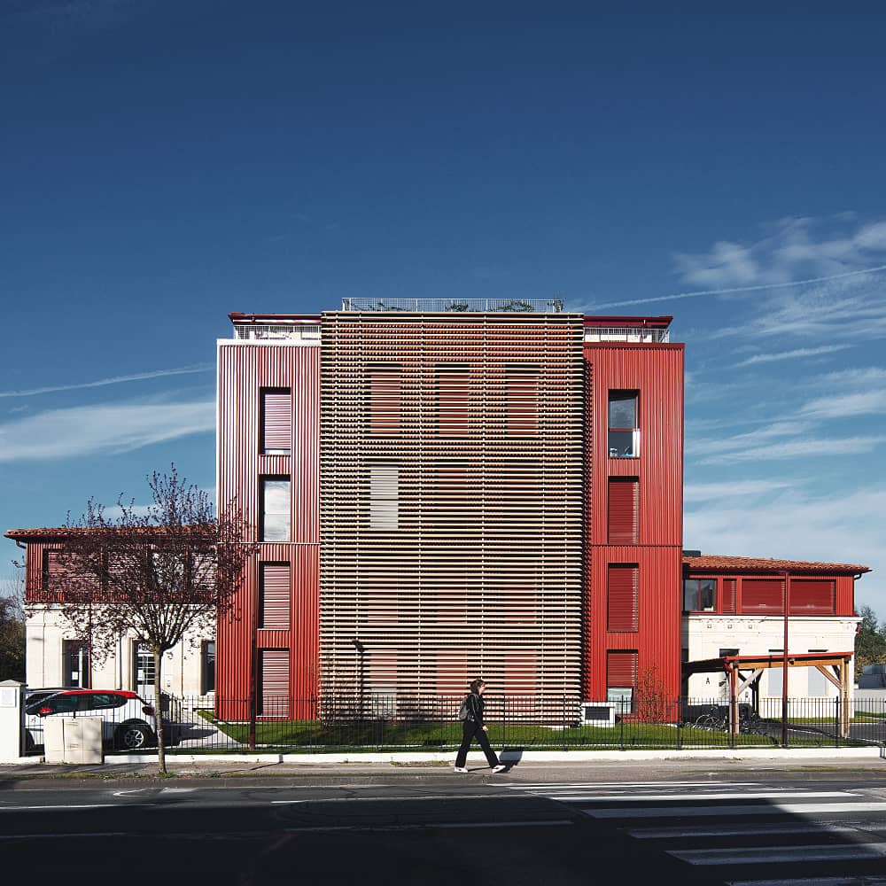 Vue façades du bâtiment depuis la rue