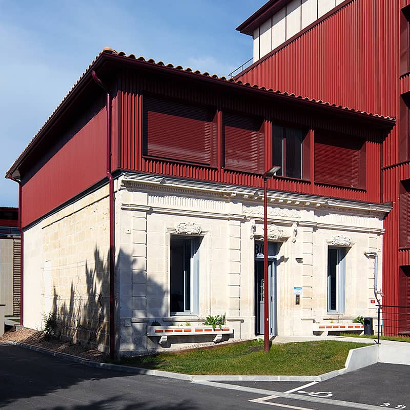 Photo (après) de la façade restaurée et de son extension