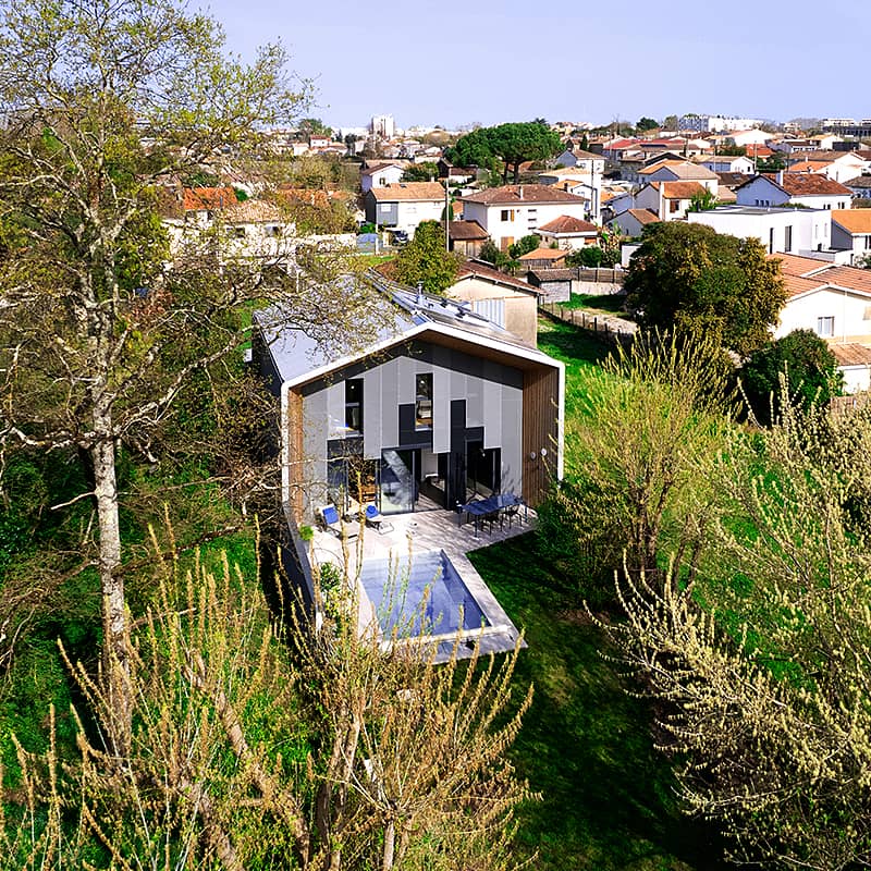 Vue aérienne de la façade arrière de la maison, sur piscine
