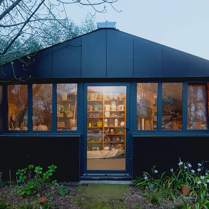 façade en métal noir pour l'abri de jardin