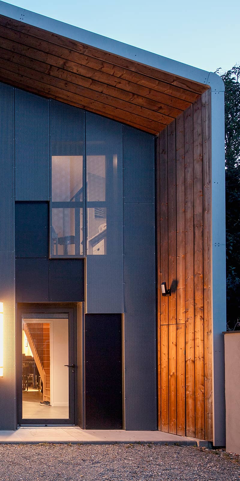 détail de nuit de la ligne mur-toi-mur en bois