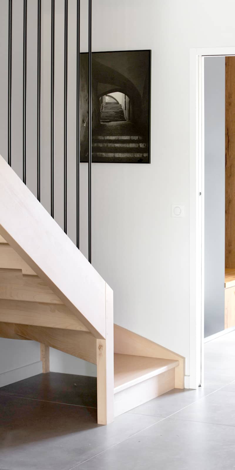 détail sur l'escalier bois et le garde corps en métal
